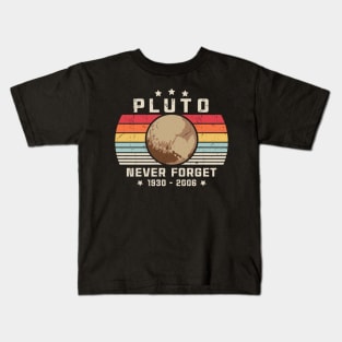 PLUTO NEVER FORGET Kids T-Shirt